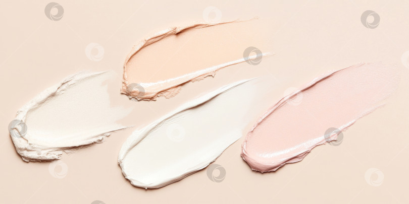 Скачать Жидкие косметические текстуры с нанесенным хайлайтером и тональным кремом фотосток Ozero