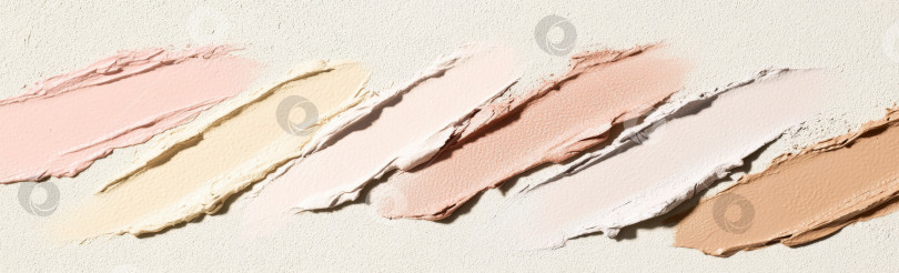 Скачать Жидкие косметические текстуры с нанесенным хайлайтером и тональным кремом фотосток Ozero