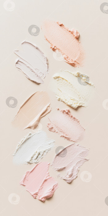 Скачать Жидкие косметические текстуры с нанесенным хайлайтером и тональным кремом фотосток Ozero