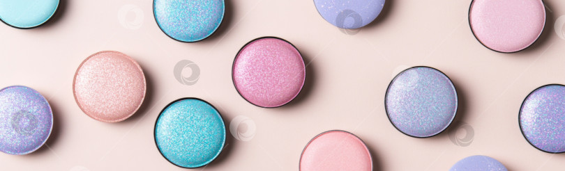 Скачать Палитра теней для век flat lay, демонстрирующая разнообразные текстуры и цвета в круглых формочках фотосток Ozero