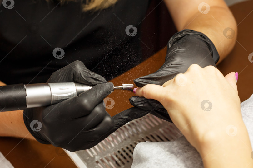 Скачать профессиональный мастер маникюра делает маникюр на ногтях клиенту фотосток Ozero