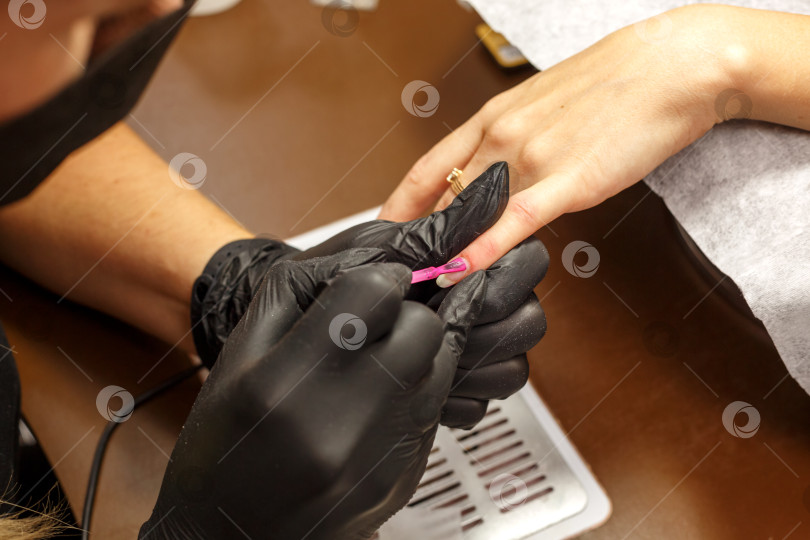 Скачать профессиональный мастер маникюра делает маникюр на ногтях клиенту фотосток Ozero