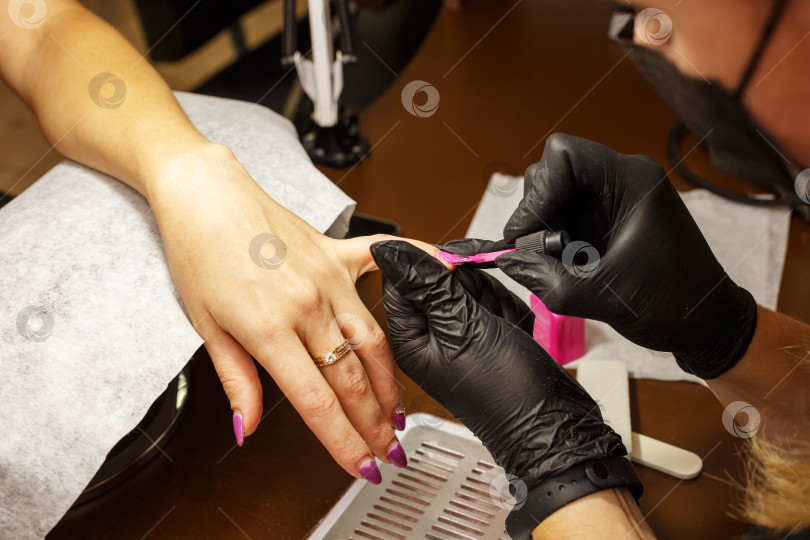 Скачать профессиональный мастер маникюра делает маникюр на ногтях клиенту фотосток Ozero