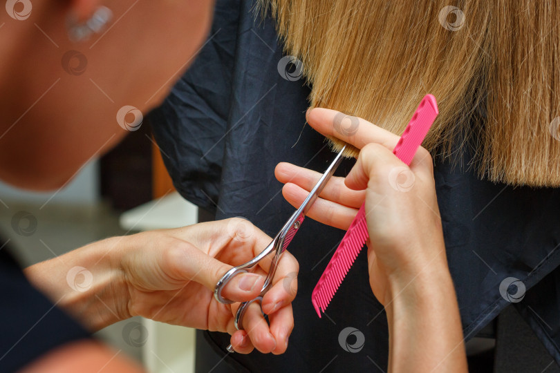 Скачать стрижка волос в парикмахерской. фотосток Ozero