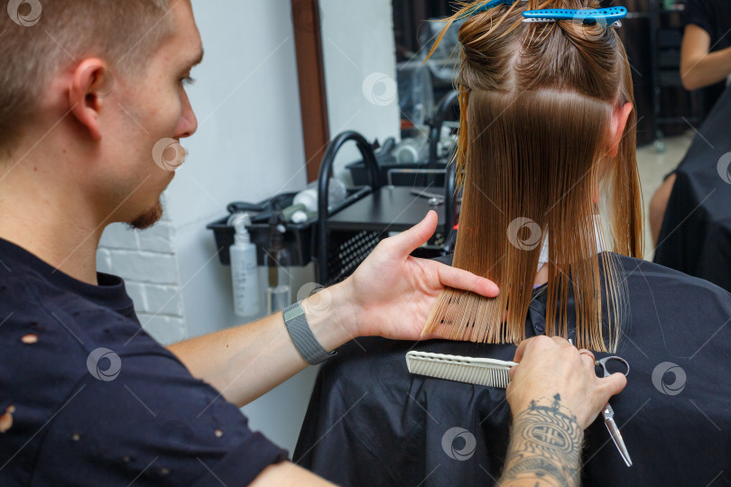Скачать стрижка волос в парикмахерской. фотосток Ozero