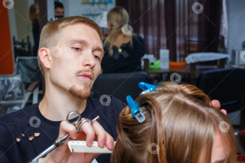 Скачать стрижка волос в парикмахерской. фотосток Ozero