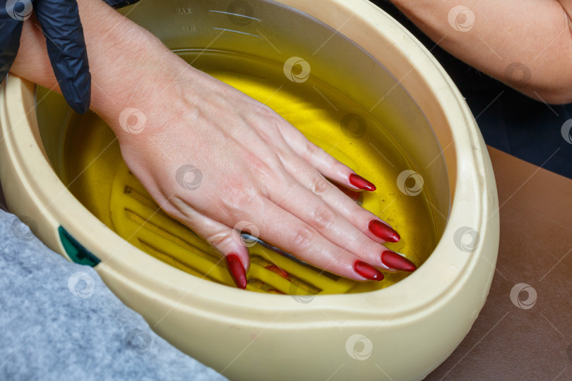 Скачать уход за руками с использованием горячего воска, покрытие воском, маникюрный салон фотосток Ozero