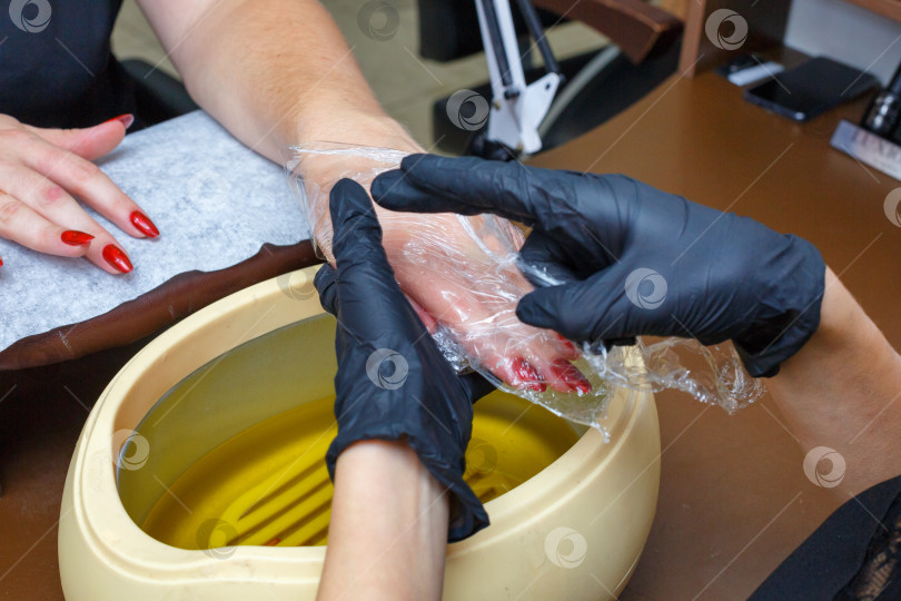 Скачать уход за руками с использованием горячего воска, покрытие воском, маникюрный салон фотосток Ozero
