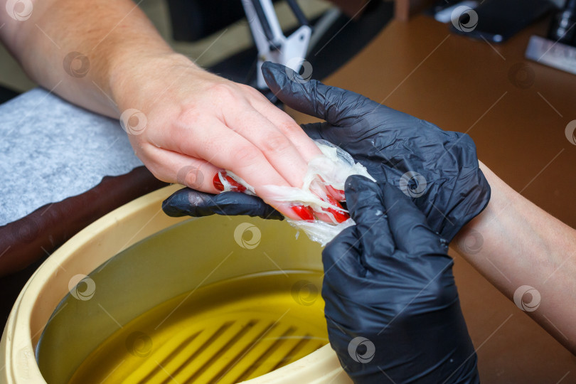 Скачать уход за руками с использованием горячего воска, покрытие воском, маникюрный салон фотосток Ozero