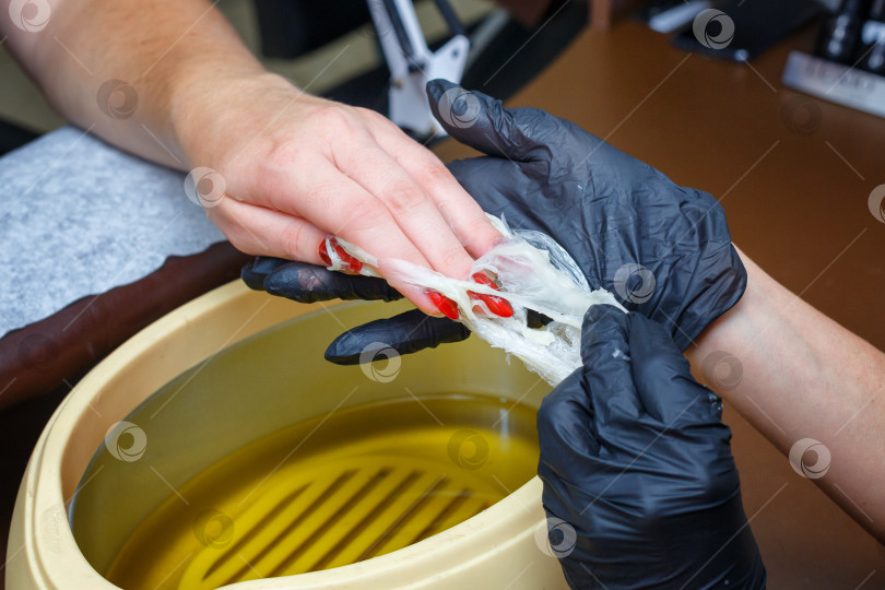 Скачать уход за руками с использованием горячего воска, покрытие воском, маникюрный салон фотосток Ozero