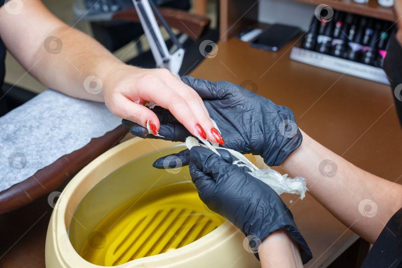 Скачать уход за руками с использованием горячего воска, покрытие воском, маникюрный салон фотосток Ozero