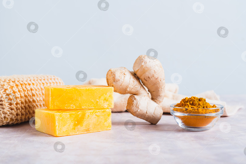 Скачать Домашнее натуральное мыло с куркумой и другие ингредиенты на столе фотосток Ozero