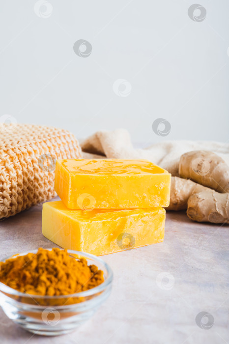 Скачать Домашнее натуральное мыло с куркумой и ингредиенты на столе, вид сверху фотосток Ozero