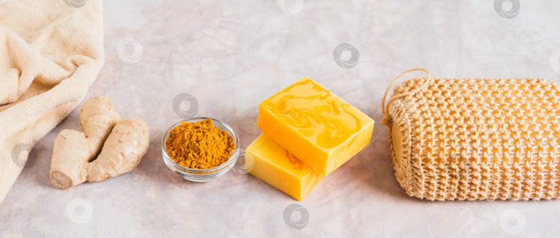 Скачать Домашнее натуральное мыло с куркумой и ингредиенты на веб-баннере "Таблица" фотосток Ozero