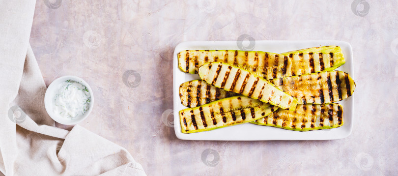 Скачать Вкусные овощи-гриль из цуккини на тарелке на столешнице посмотреть веб-баннер фотосток Ozero