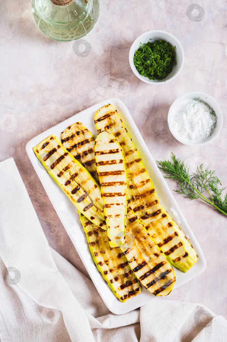 Скачать Вкусные овощи-гриль из цуккини на тарелке на столешнице в вертикальном положении фотосток Ozero