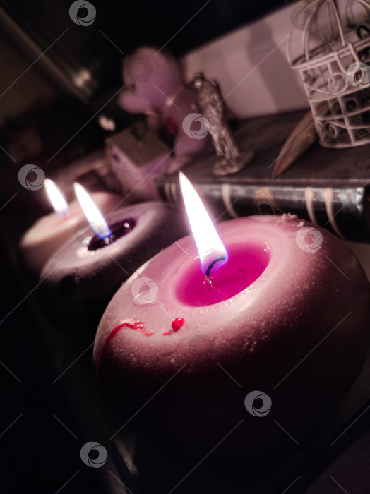 Скачать Свечи во тьме. Свечи ночью. Горящие свечи фотосток Ozero