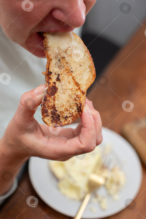 Скачать В руках женщины поджаренный тост. Ешьте пищу. фотосток Ozero