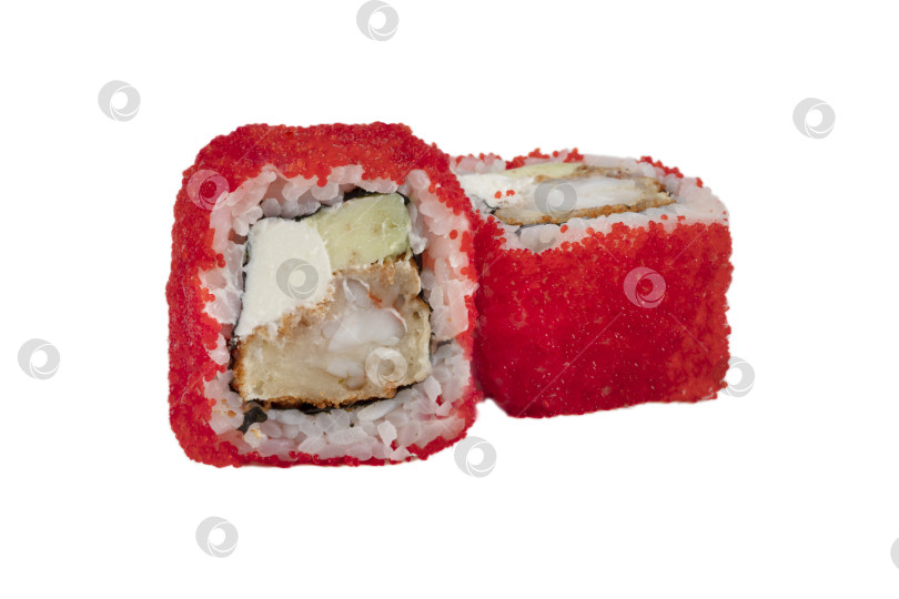 Скачать Суши-роллы с красной искусственной икрой на косточках крупным планом на белом фоне. фотосток Ozero
