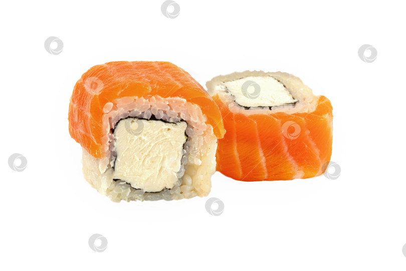 Скачать Суши крупным планом на белом фоне. Суши-ролл с красной рыбой, форелью, рисом и сыром Филадельфия. Меню японского ресторана. фотосток Ozero