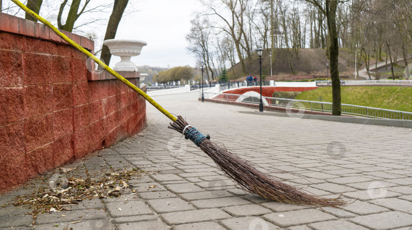 Скачать Ретро-метла из сухих веток на фоне городского парка. фотосток Ozero