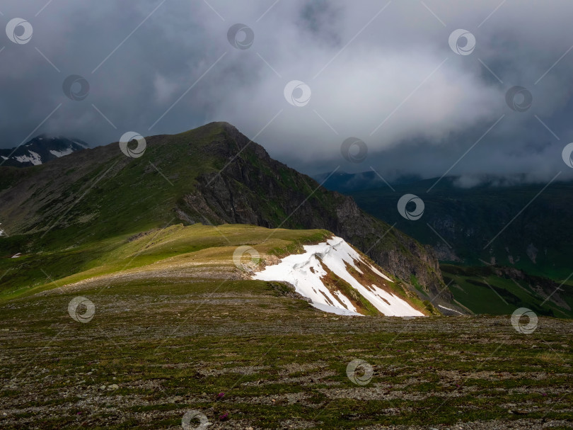 Скачать Снежное поле на каменистом горном хребте фотосток Ozero