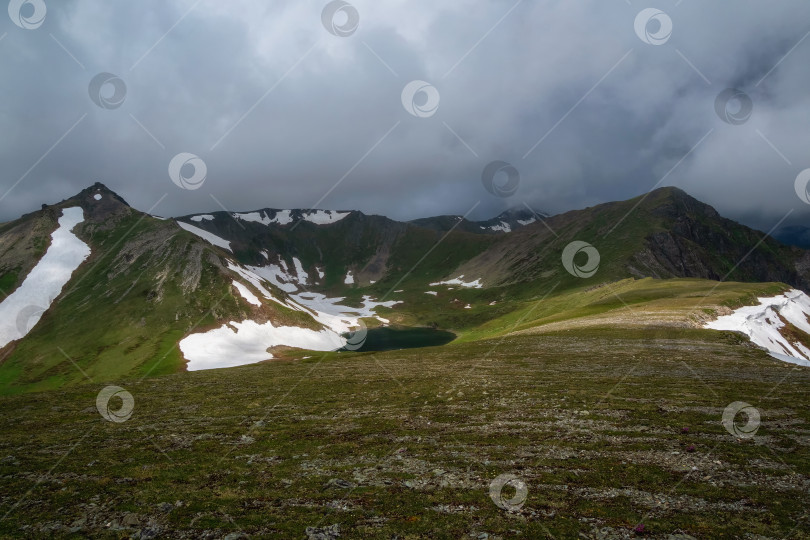 Скачать Свежевыпавший снег в атмосферных высокогорьях фотосток Ozero