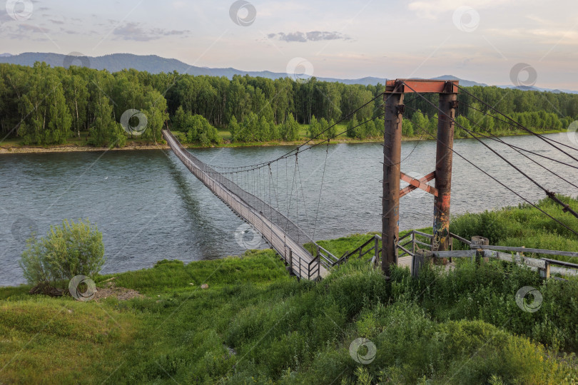 Скачать пешеходный мост с перилами через реку Кокса фотосток Ozero