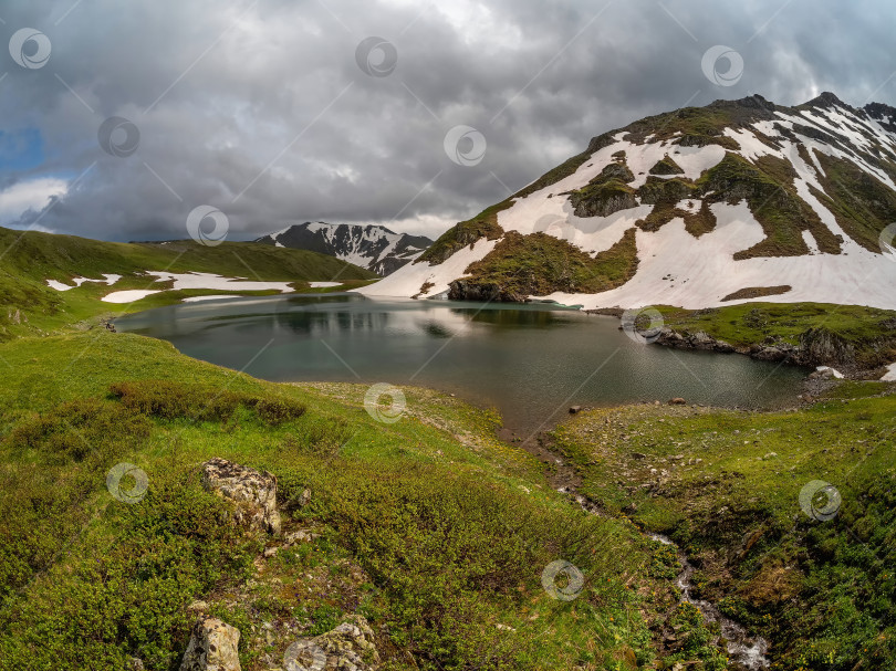 Скачать Живописный ручей и горное озеро. фотосток Ozero