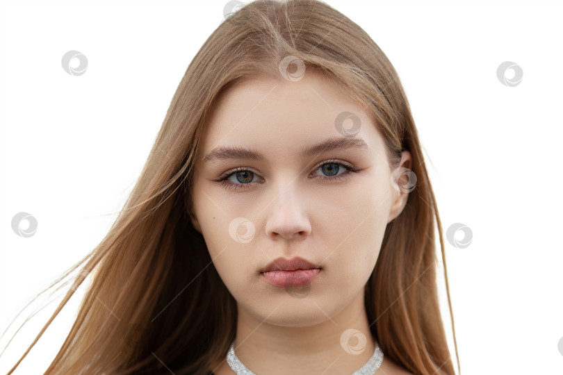 Скачать Мальчик-подросток в оранжевой одежде позирует, лежа на скамейке. фотосток Ozero