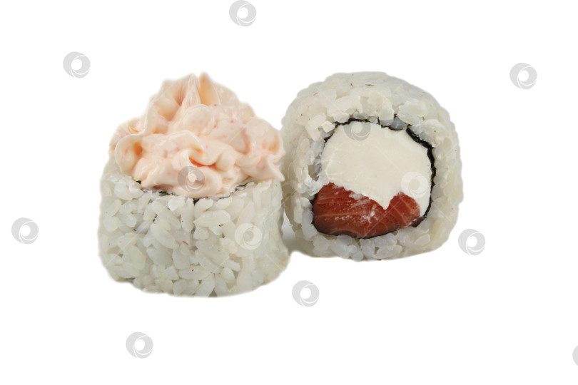 Скачать Суши-роллы с рисом и тунцом крупным планом на белом фоне. фотосток Ozero