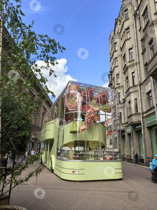 Скачать новый зелёный транспорт на Арбате фотосток Ozero
