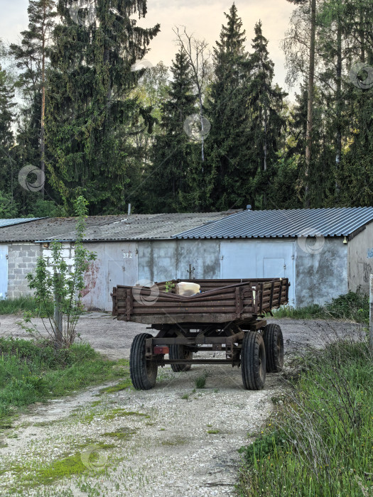 Скачать старый деревянный прицеп на приколе фотосток Ozero