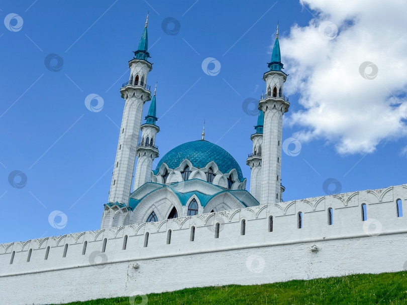 Скачать мечеть Кул Шариф крупным планом с видом на небо, вид сбоку, летнее фото. Россия, Татарстан, Казань, 24 мая 2025 г. фотосток Ozero
