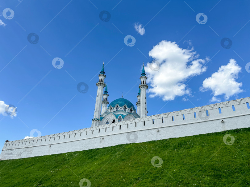 Скачать Мечеть Кул Шариф с видом на небо, вид сбоку, летнее фото. Россия, Татарстан, Казань, 24 мая 2025 г. фотосток Ozero