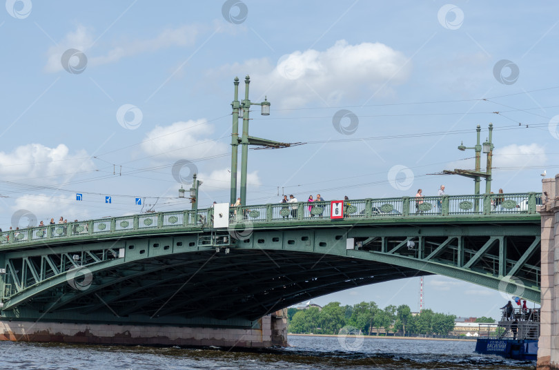 Скачать Санкт-Петербург, Россия, 12 июня 2025 года. Троицкий мост в летнем сиянии - стальной гигант над Невой фотосток Ozero