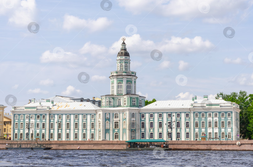 Скачать Санкт-Петербург, Россия, 12 июня 2025 года. Величественное здание Кунсткамеры, старейшего музея России. фотосток Ozero