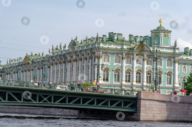 Скачать Санкт-Петербург, Россия, 12 июня 2025 года. Летняя фотография фасада Зимнего дворца в Санкт-Петербурге. фотосток Ozero