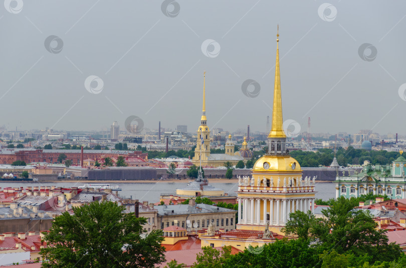 Скачать Санкт-Петербург, Россия, 12 июня 2025 года. Вид с купола Исаакиевского собора на Адмиралтейство и Петропавловскую крепость. фотосток Ozero