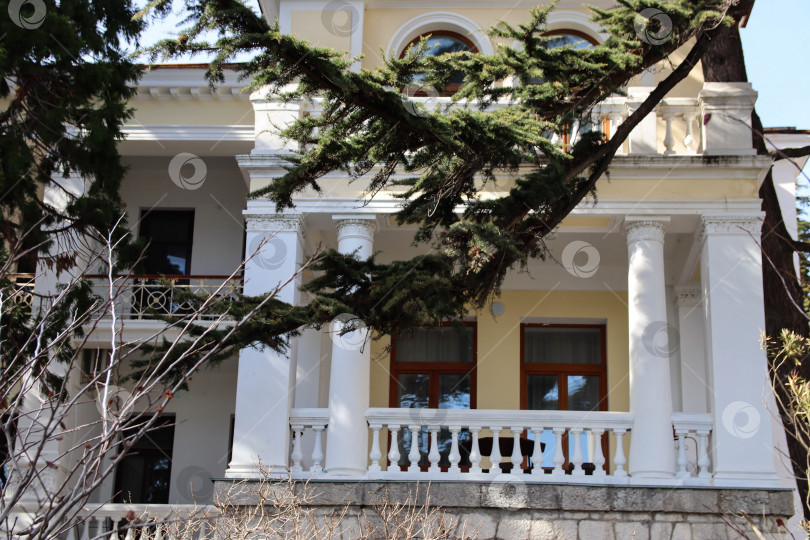 Скачать Вилла в Крыму. Балкон с колоннами. фотосток Ozero