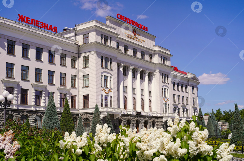 Скачать Екатеринбург, Россия- 06.06.2025. Здание управления Свердловской железной дорогой фотосток Ozero
