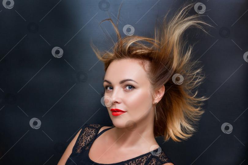 Скачать портрет красивой женщины с красивыми волосами на темном фоне фотосток Ozero