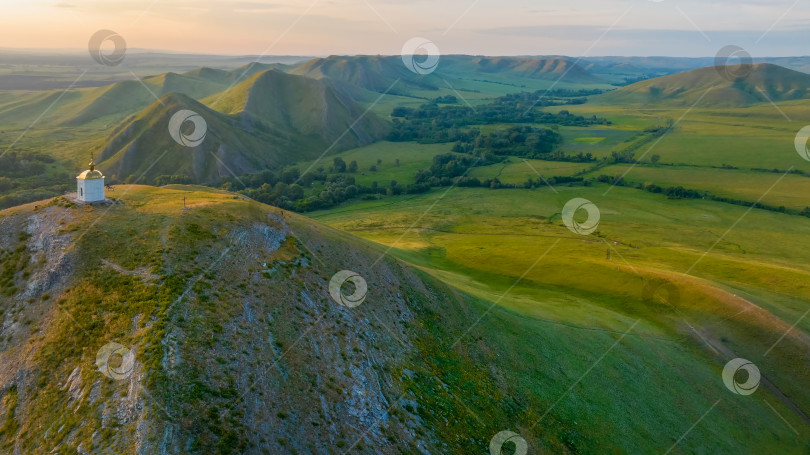 Скачать Часовня на холме. Потрясающий закат, золотой час фотосток Ozero