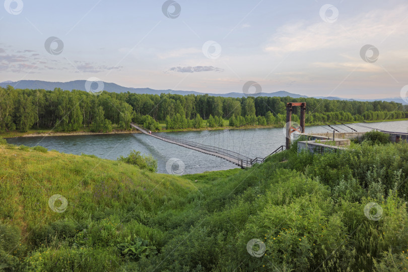 Скачать длинный подвесной мост через горную реку фотосток Ozero