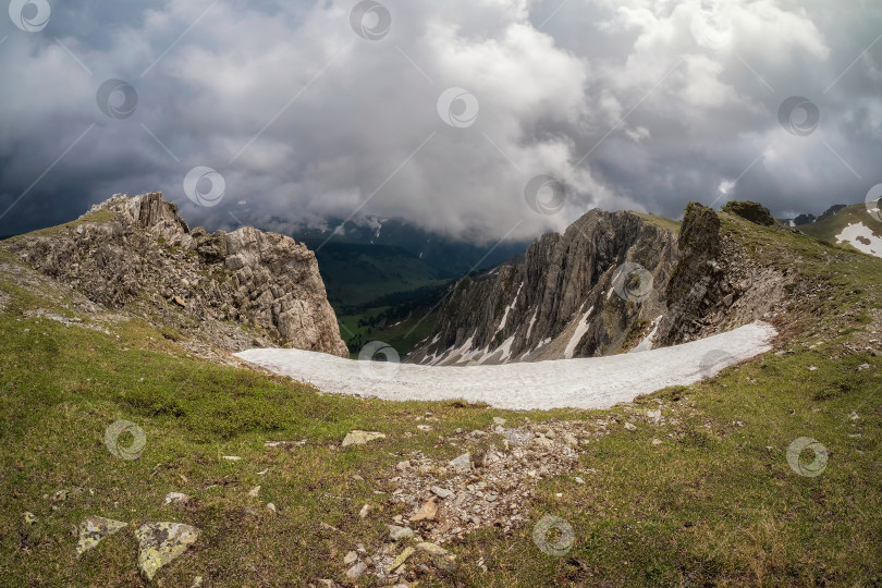 Скачать Снежный купол и красочная скалистая остроконечная вершина фотосток Ozero