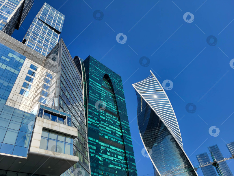 Скачать Москва, Россия 09:10 2024 Развивающийся деловой район в Москве на Пресненской набережной. Москва-Сити фотосток Ozero
