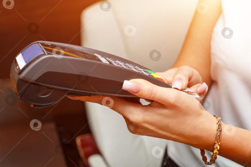 Скачать Терминал для оплаты картой в руке, концепция оплаты фотосток Ozero