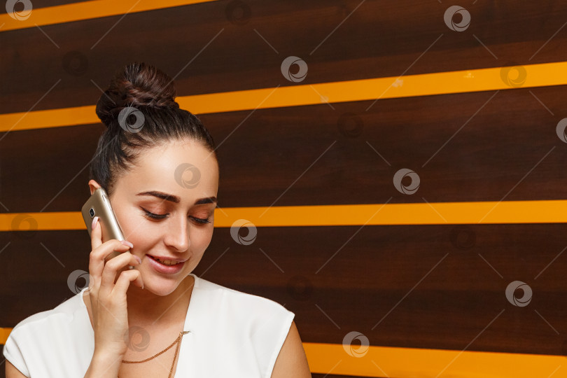 Скачать Портрет женщины-администратора, разговаривающей по телефону фотосток Ozero