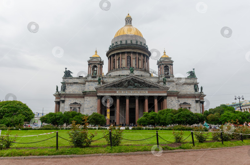 Скачать Санкт-Петербург, Россия - 12 июня 2025 года: Центральный вход в Исаакиевский собор, площадь перед собором фотосток Ozero