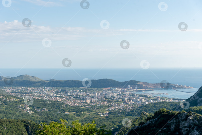 Скачать Вид на панораму города Бар и Адриатического моря в Черногории с высоты гор фотосток Ozero